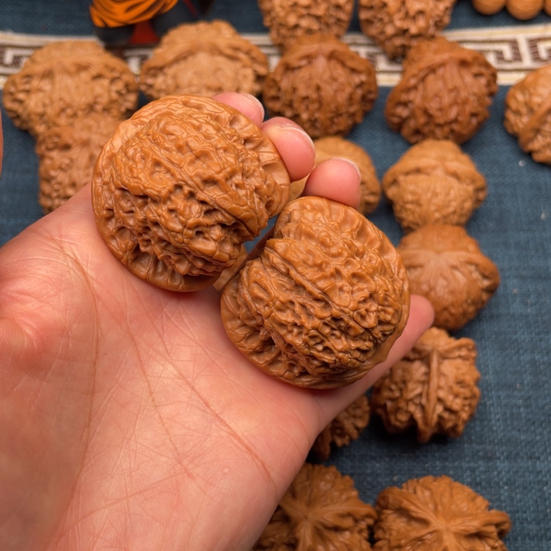 輪***_文玩核桃把件42全品毕业血麒麟47克