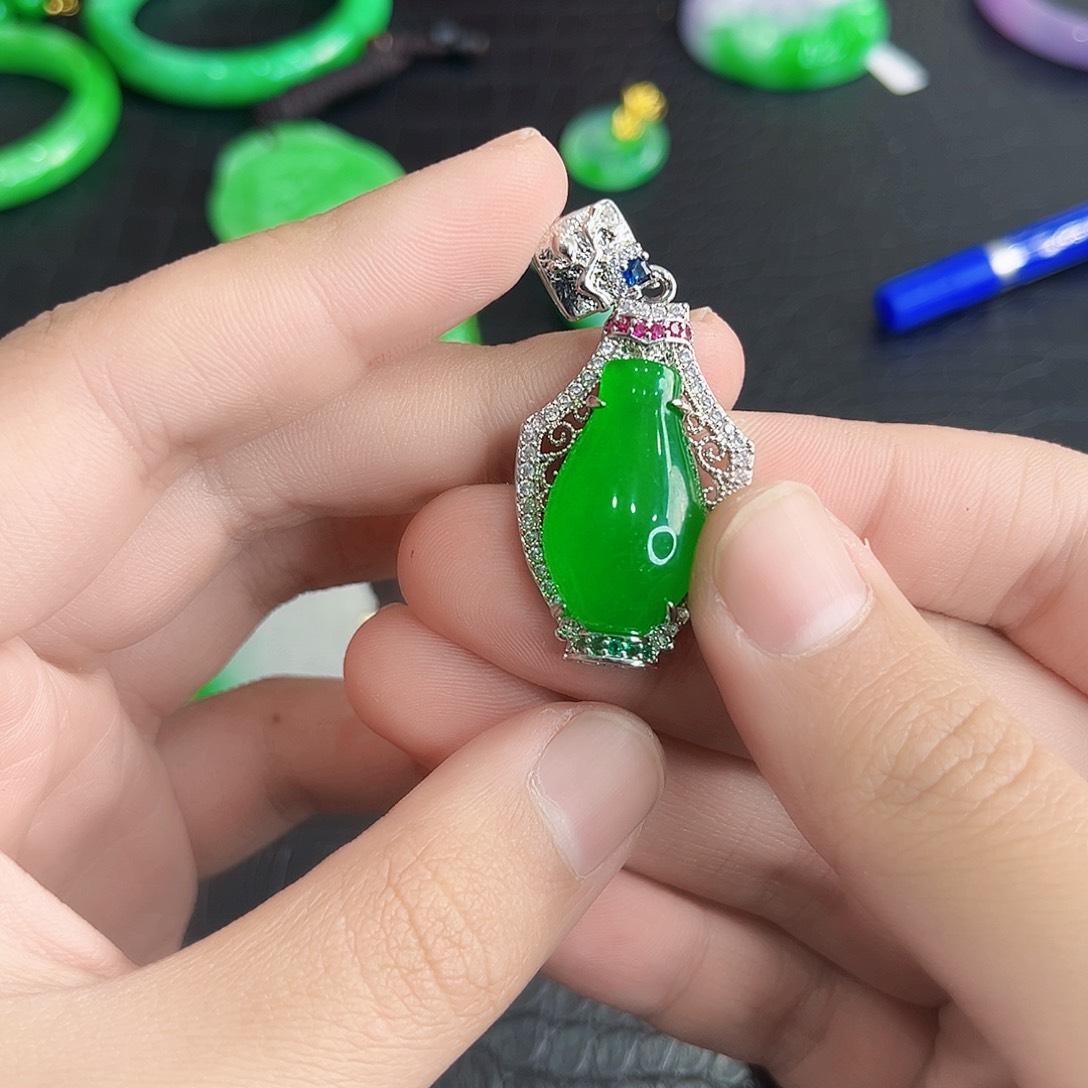 翡翠手镯未镶嵌多样性 