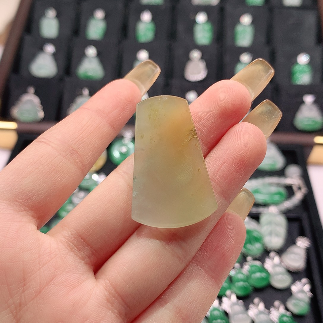 石英质玉未镶嵌颈饰