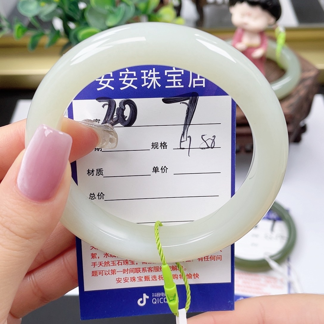 和田玉未镶嵌手镯