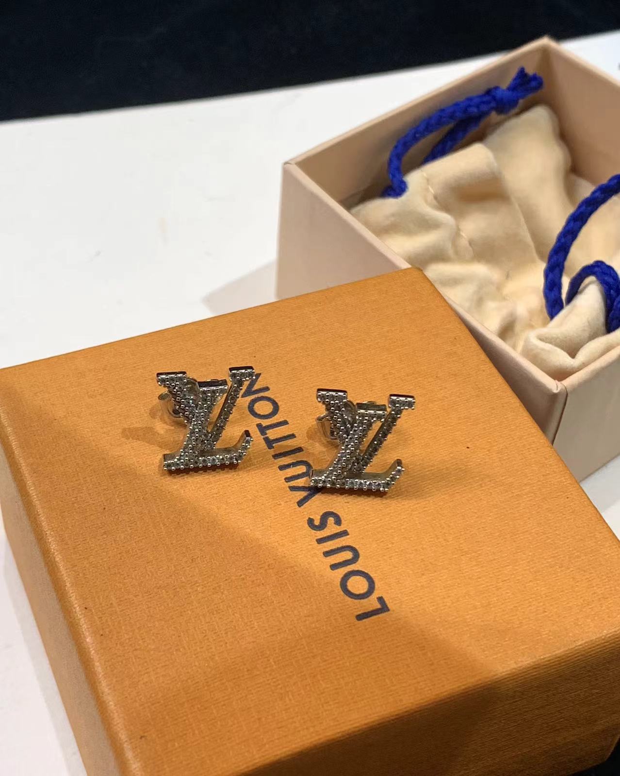 95新 LouisVuitton/路易威登 满钻字母耳钉 18571440