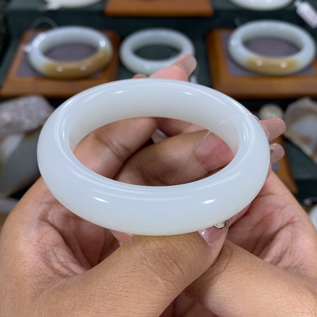 和田玉手镯未镶嵌