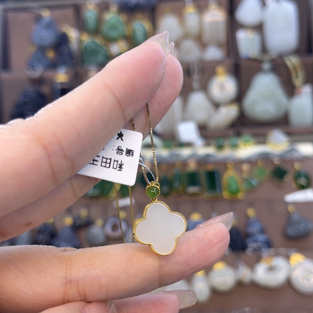 和田玉吊坠18K金镶嵌