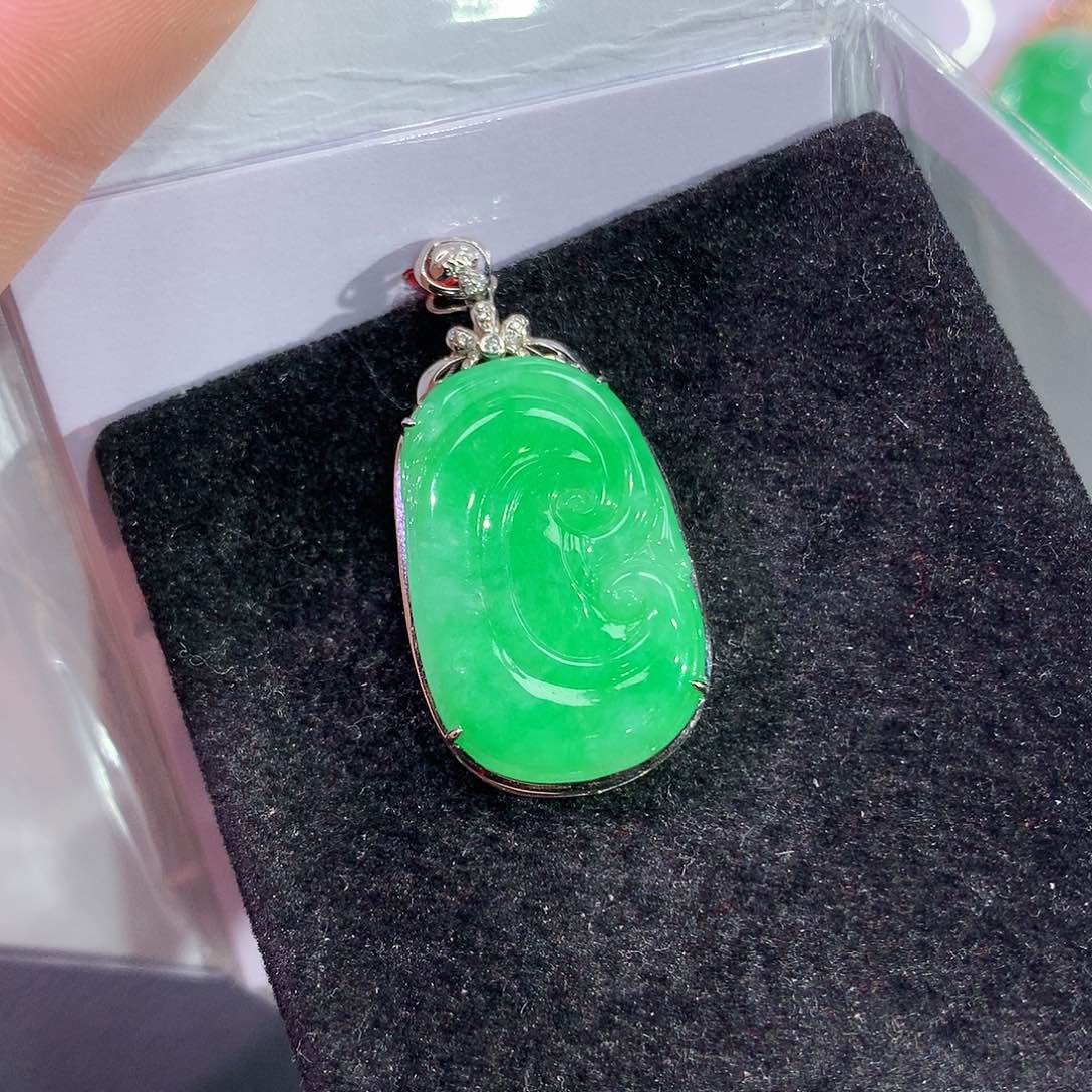 翡翠吊坠(赠链)18K金镶嵌