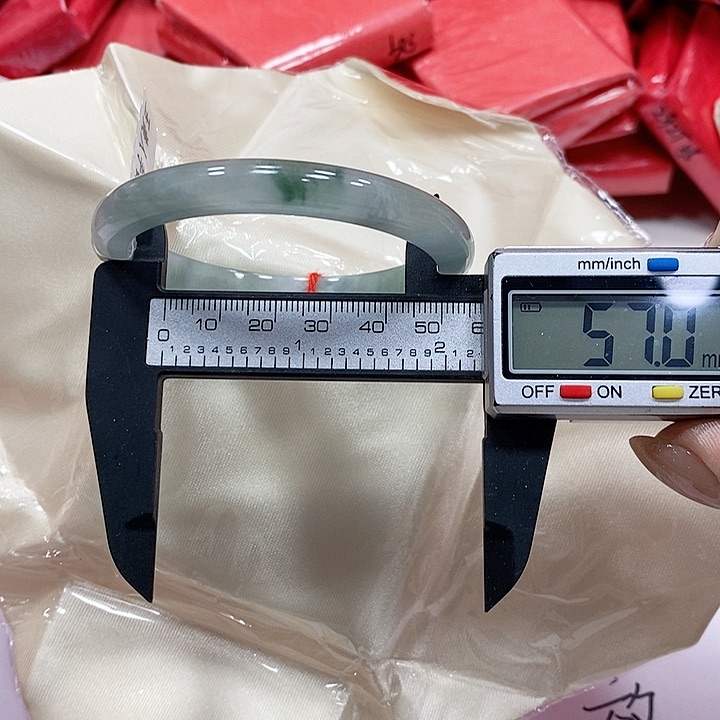 翡翠手镯未镶嵌23。 