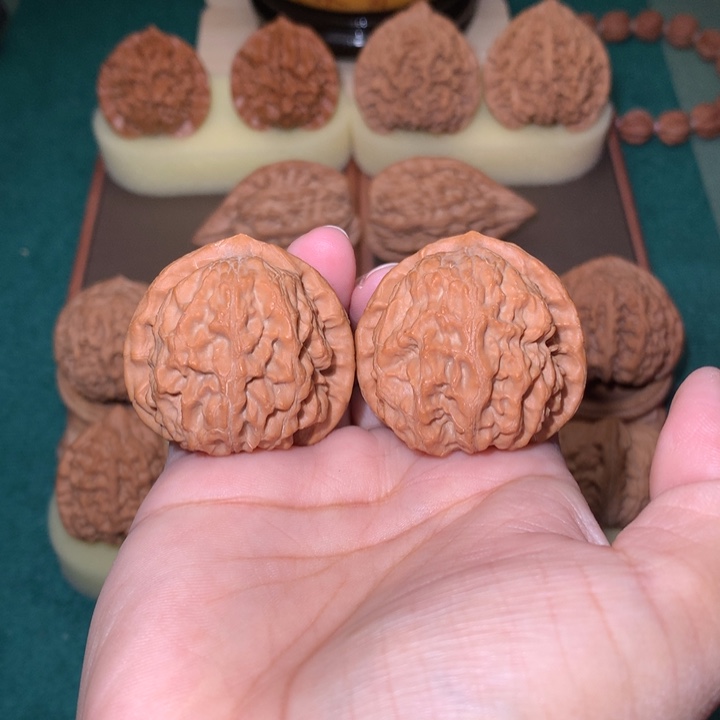 核桃文玩核桃把件梨木台