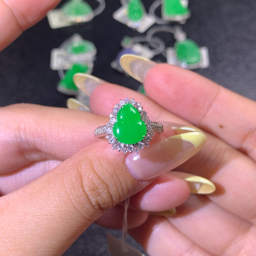 翡翠戒指18K金镶嵌翡翠