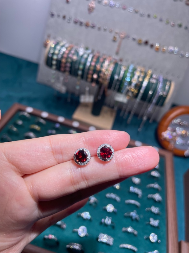 石榴石圆形耳钉，时尚简约百搭