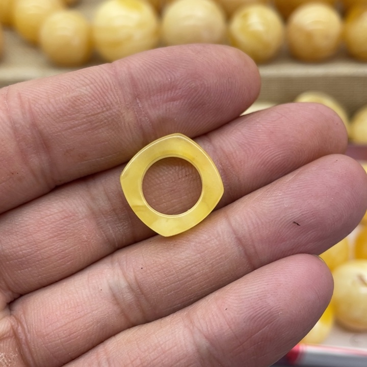 琥珀裸石未镶嵌跑环