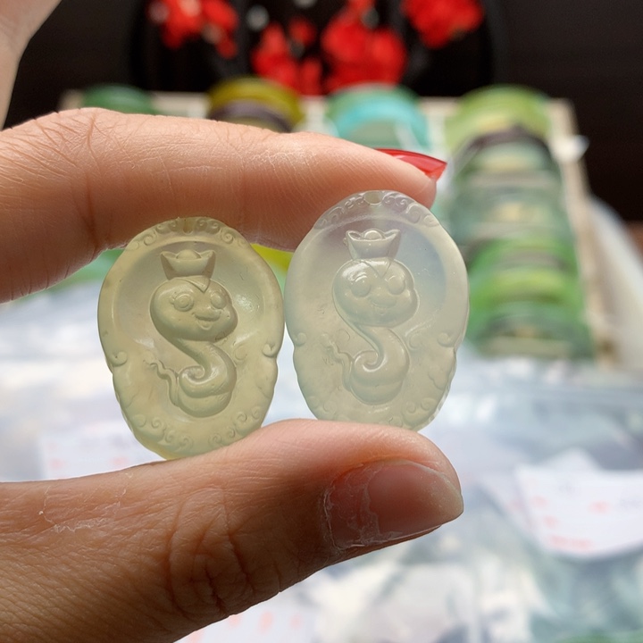 蛇纹石玉颈饰合金