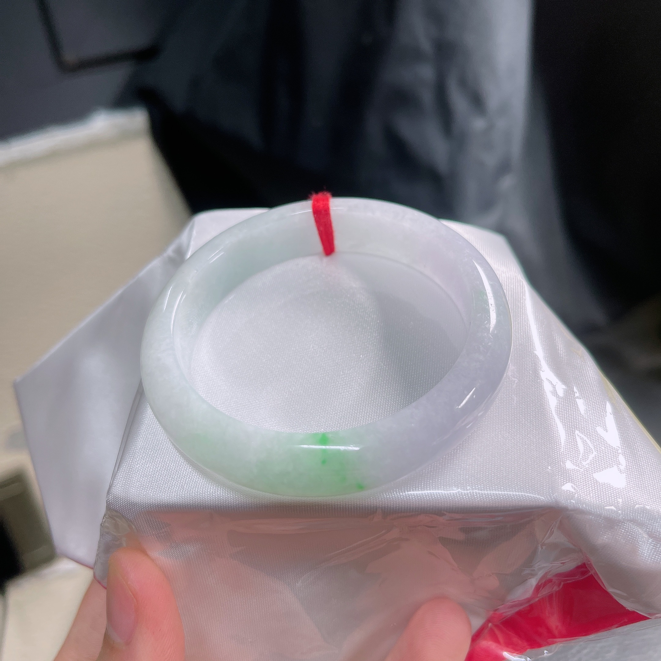 54圈口冰润飘阳绿正圈手镯0397尺寸53.6*12*7.6mm有纹裂