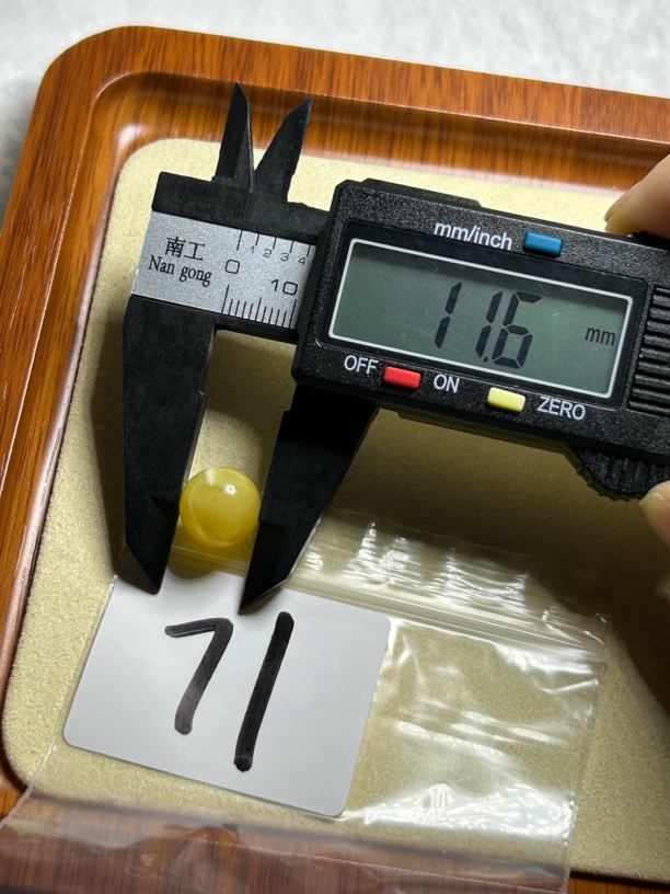 俄罗斯蜜蜡圆珠（带瑕）