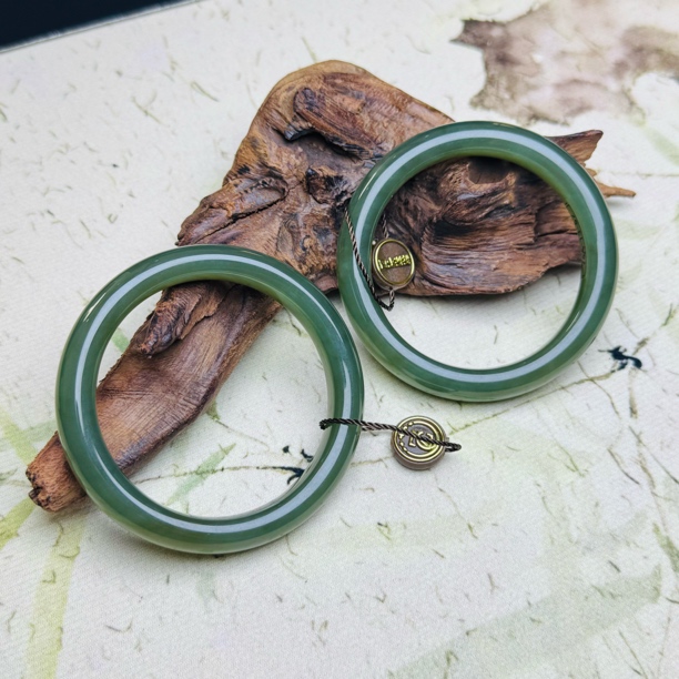 西亚珠宝YY001和田玉手镯多样性发其一