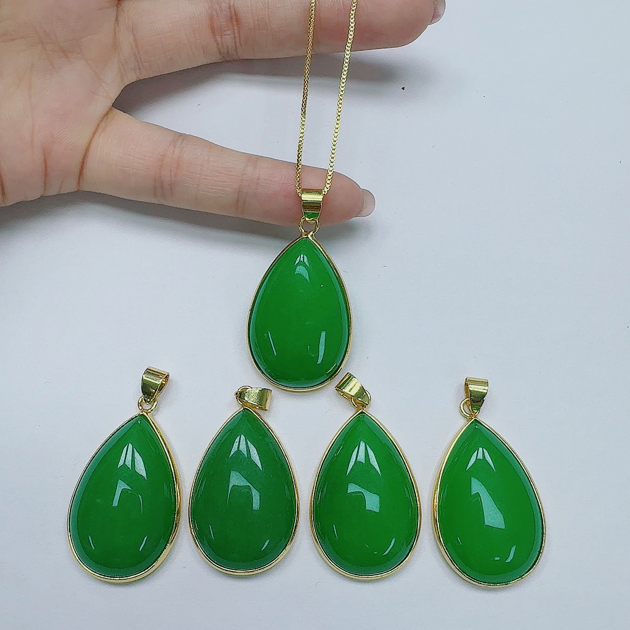 满绿包边水滴大吊坠