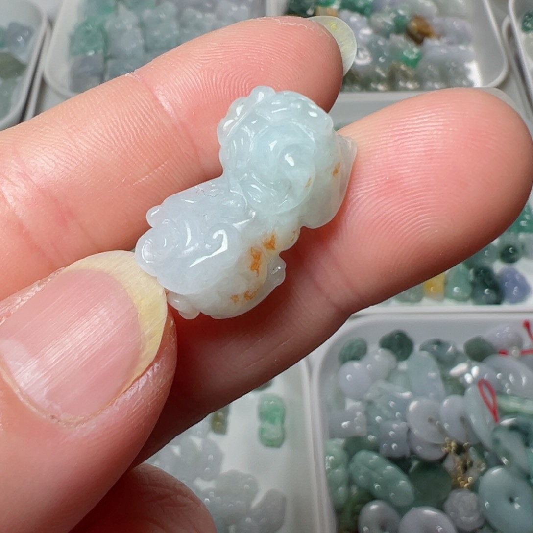 翡翠颈饰未镶嵌两头孔霸王貔貅一个