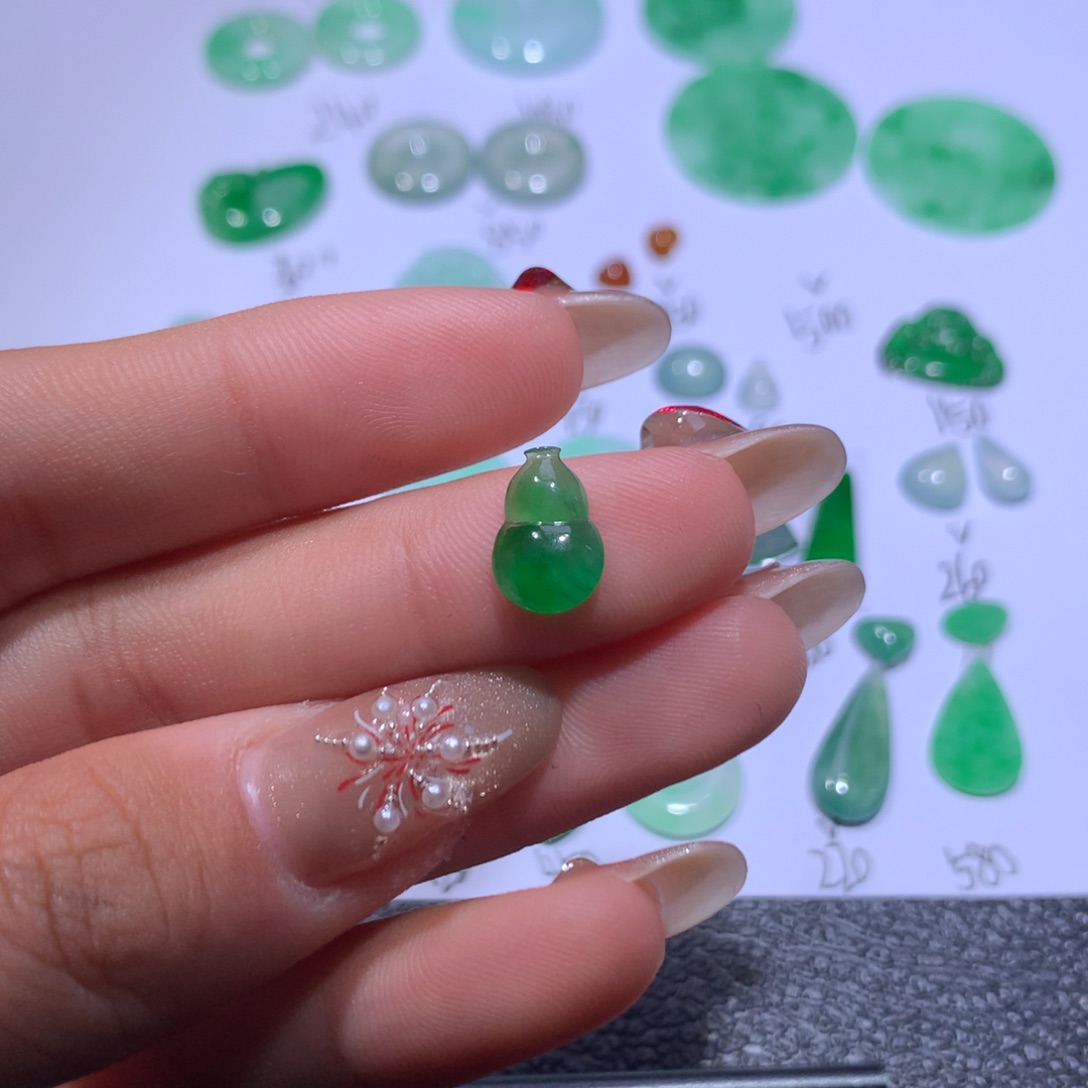 翡翠颈饰未镶嵌葫芦