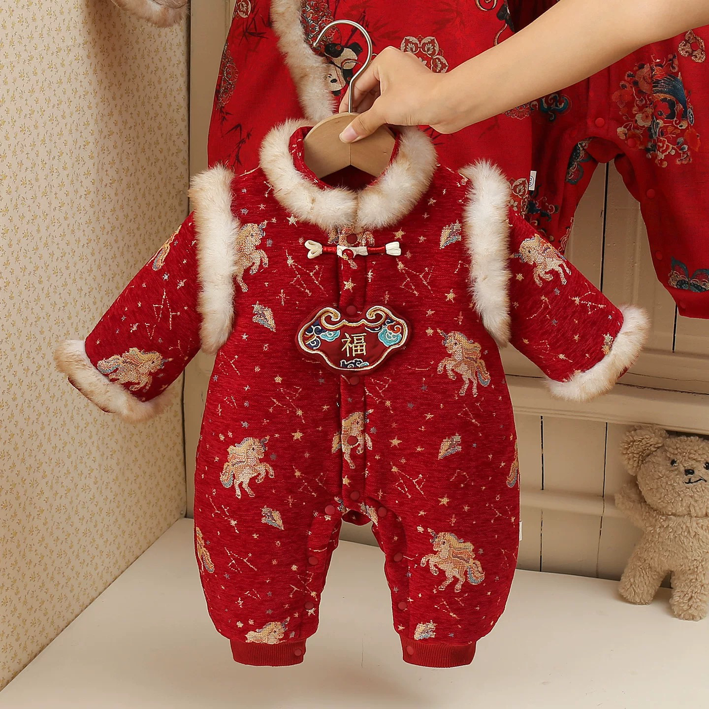 冬装婴儿连体衣加厚夹棉保暖喜庆套装抓周岁礼服满月宴百天拜年服