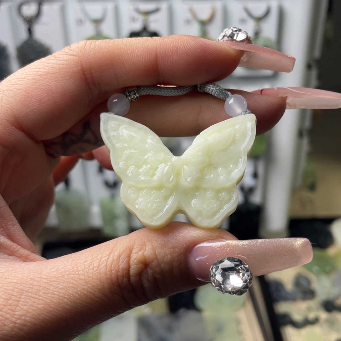 岫玉颈饰未镶嵌蝴蝶