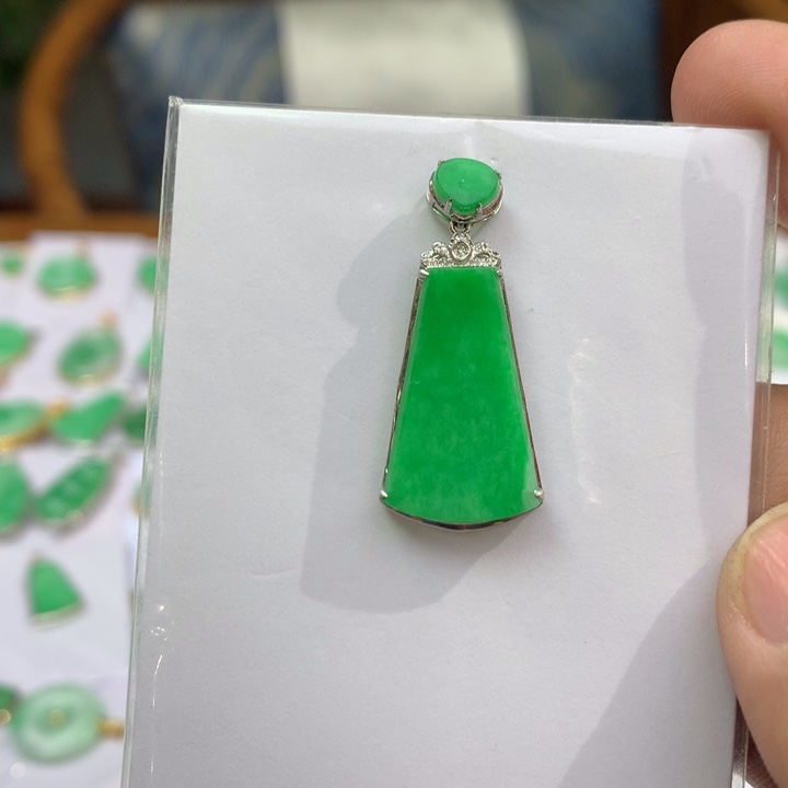 翡翠颈饰18K金镶嵌翡翠