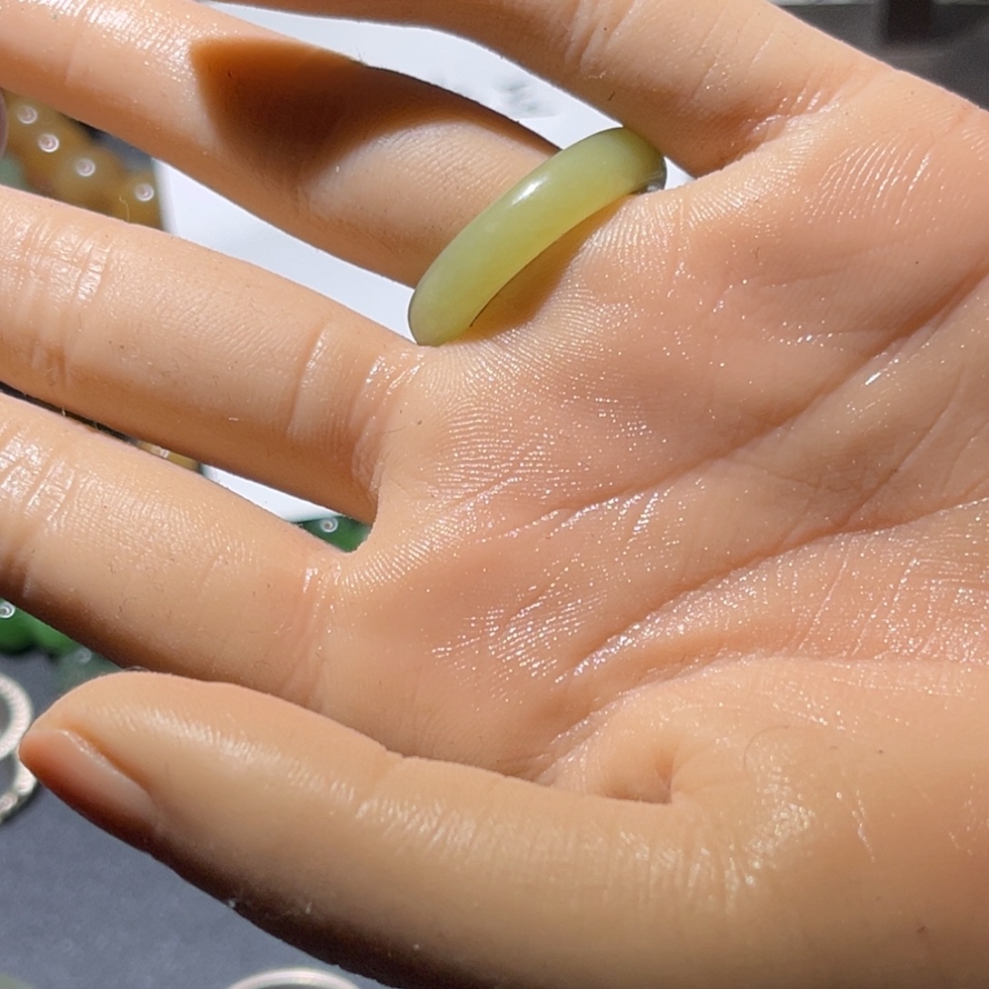 業***子和田玉未镶嵌珠宝半成品