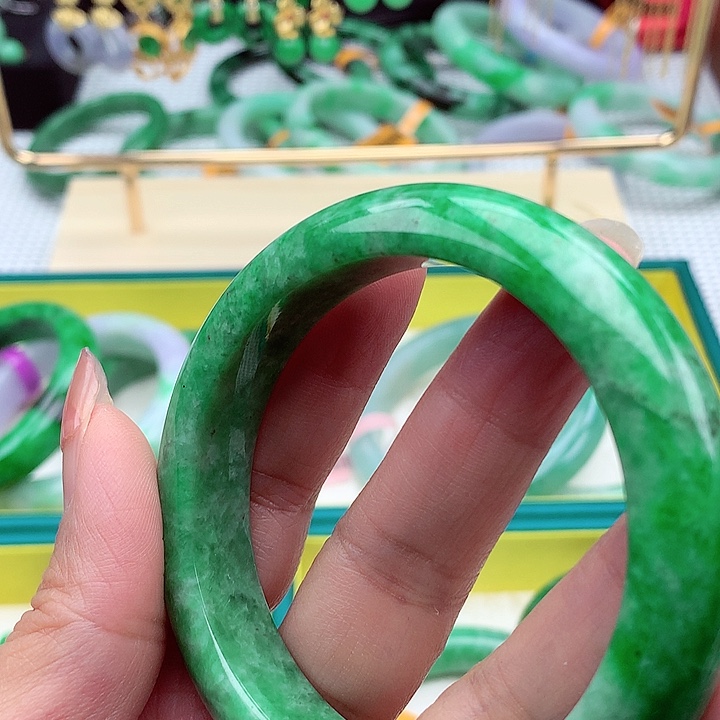 翡翠手镯未镶嵌翡翠