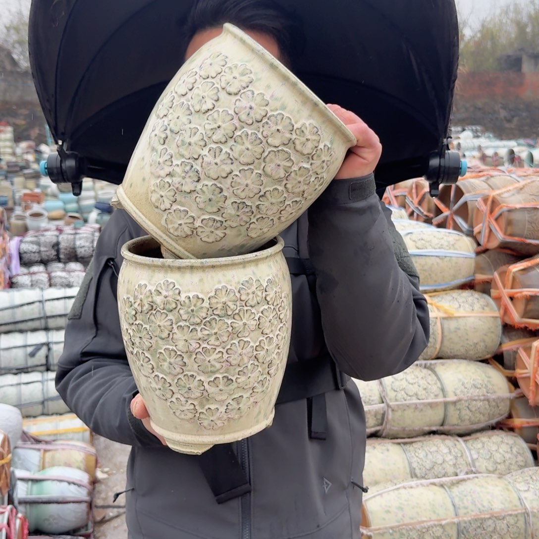 紫砂花盆口18高22（两个花花脚脚彩色