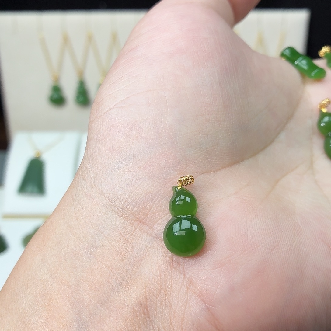 和田玉（碧玉）18K金镶嵌吊坠(赠链)