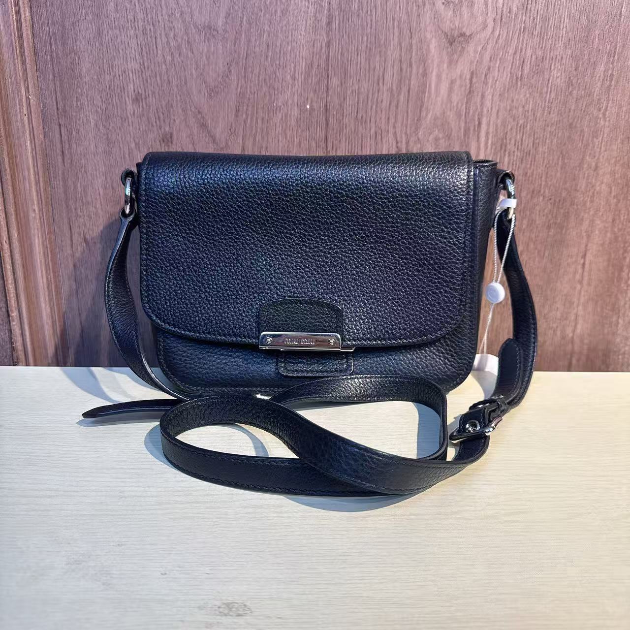 95新 MIU MIU/缪缪 缪缪牛皮邮差包底长22黑色8M06