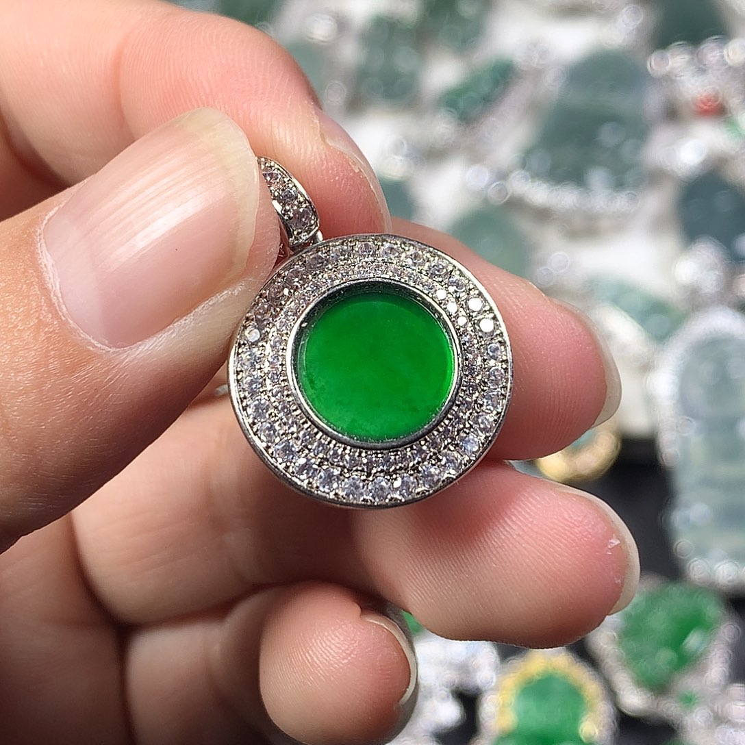 翡翠未镶嵌颈饰无事牌