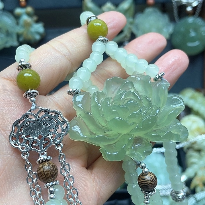 未镶嵌蛇纹石玉颈饰