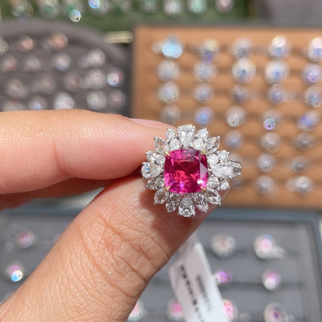 尖晶石戒指18K金镶嵌2ct 无烧热粉 马亨盖