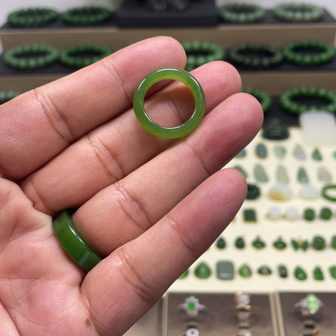 哈****和田玉（碧玉）未镶嵌戒指