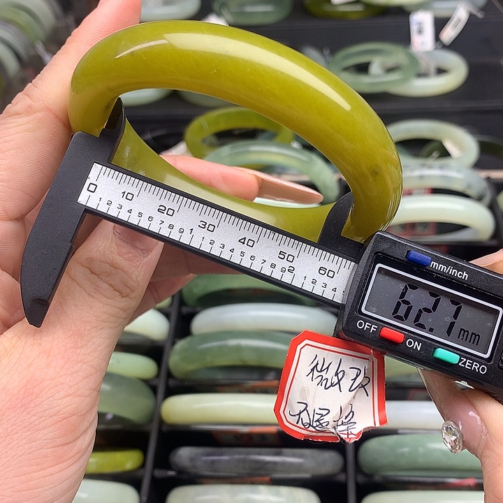 蛇纹石玉手镯未镶嵌588