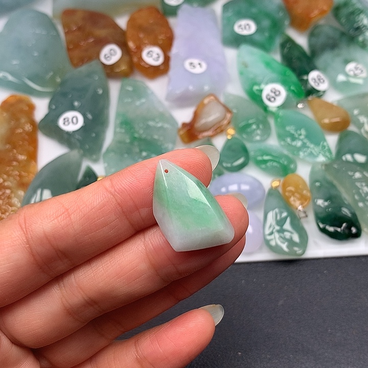 翡翠未镶嵌颈饰随型