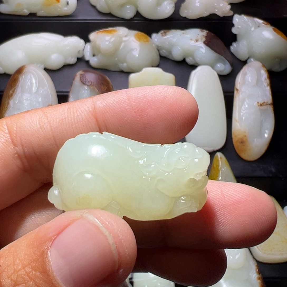 三***哥和田玉未镶嵌颈饰