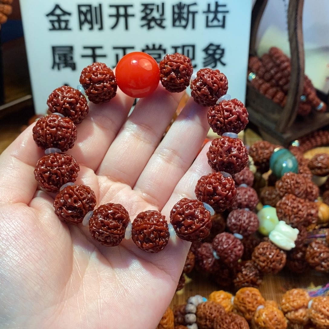 金刚菩提吊坠所**在175瓣红珠