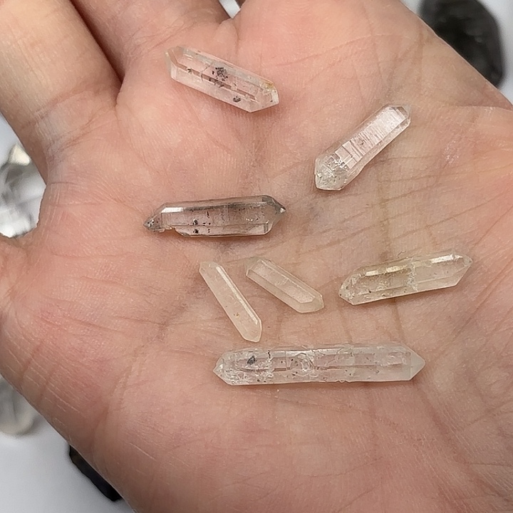 水晶颈饰未镶嵌7个小长条闪灵钻