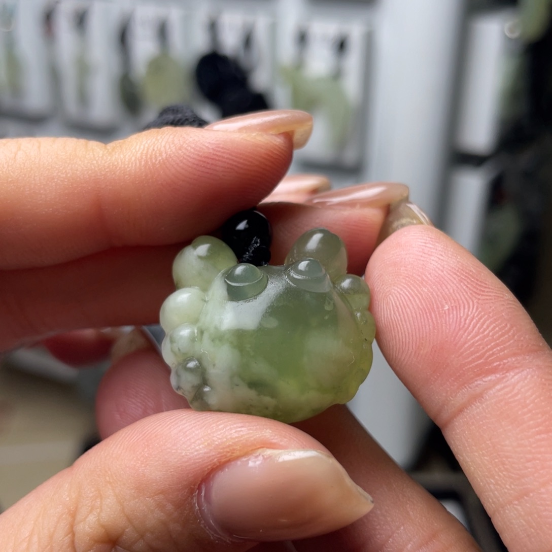 岫玉颈饰未镶嵌螃蟹