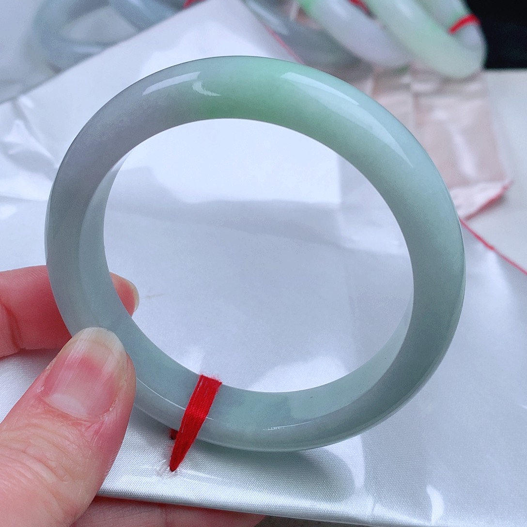 翡翠手镯未镶嵌。。