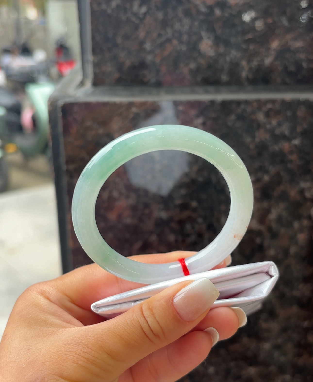 F（上新）五十三点六圈高货瑕疵扣手翡翠a货手镯
