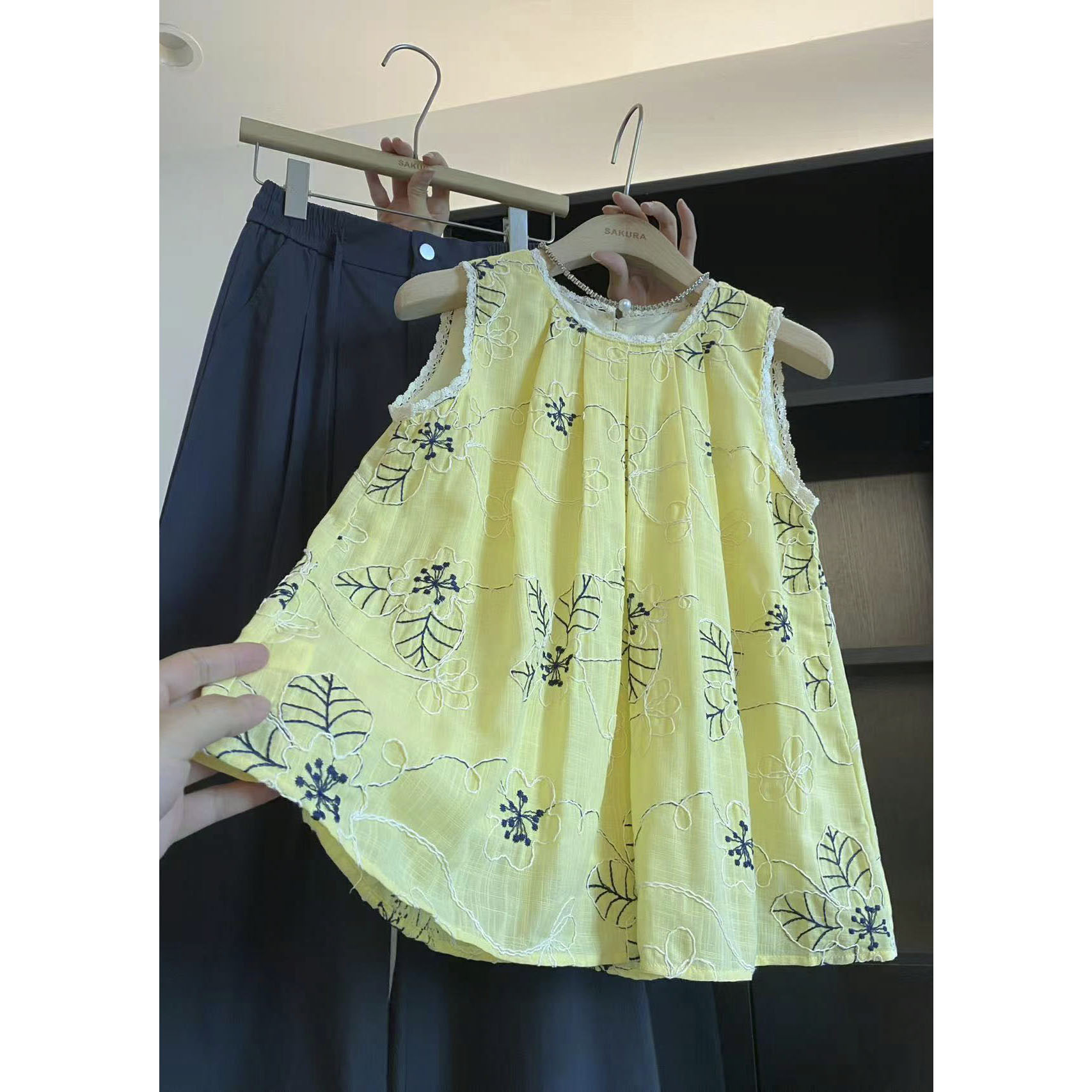 璎婲sᴀᴋᴜʀᴀ【港岛落日】图法式拼接蕾丝压褶重工线条刺绣无袖衬衫