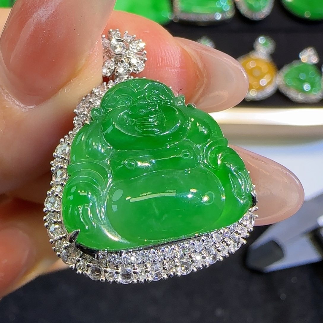 翡翠颈饰18K金镶嵌。