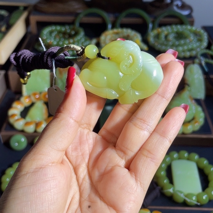 叶***颈饰未镶嵌和田玉