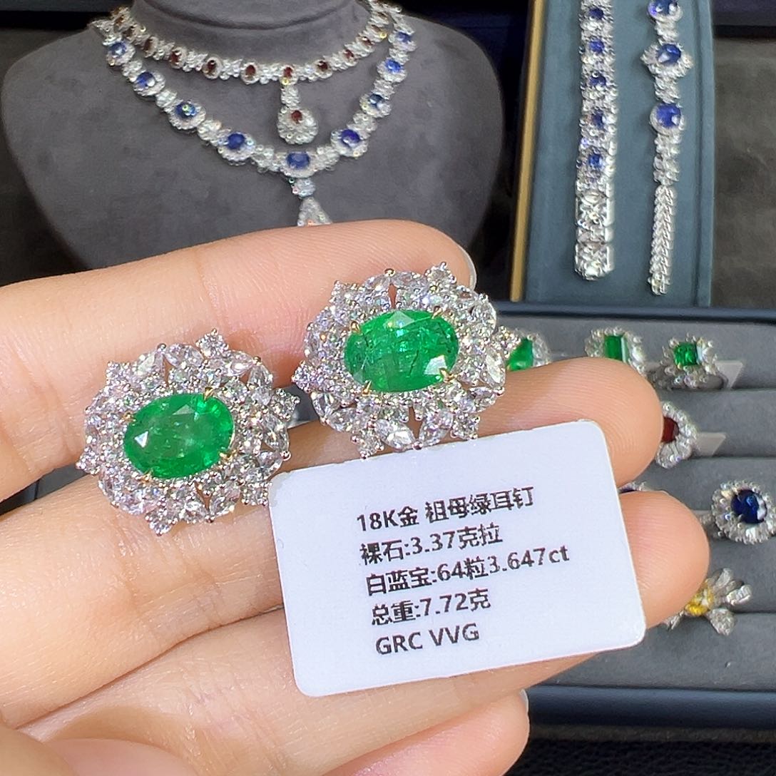 祖母绿耳拍18K金镶嵌
