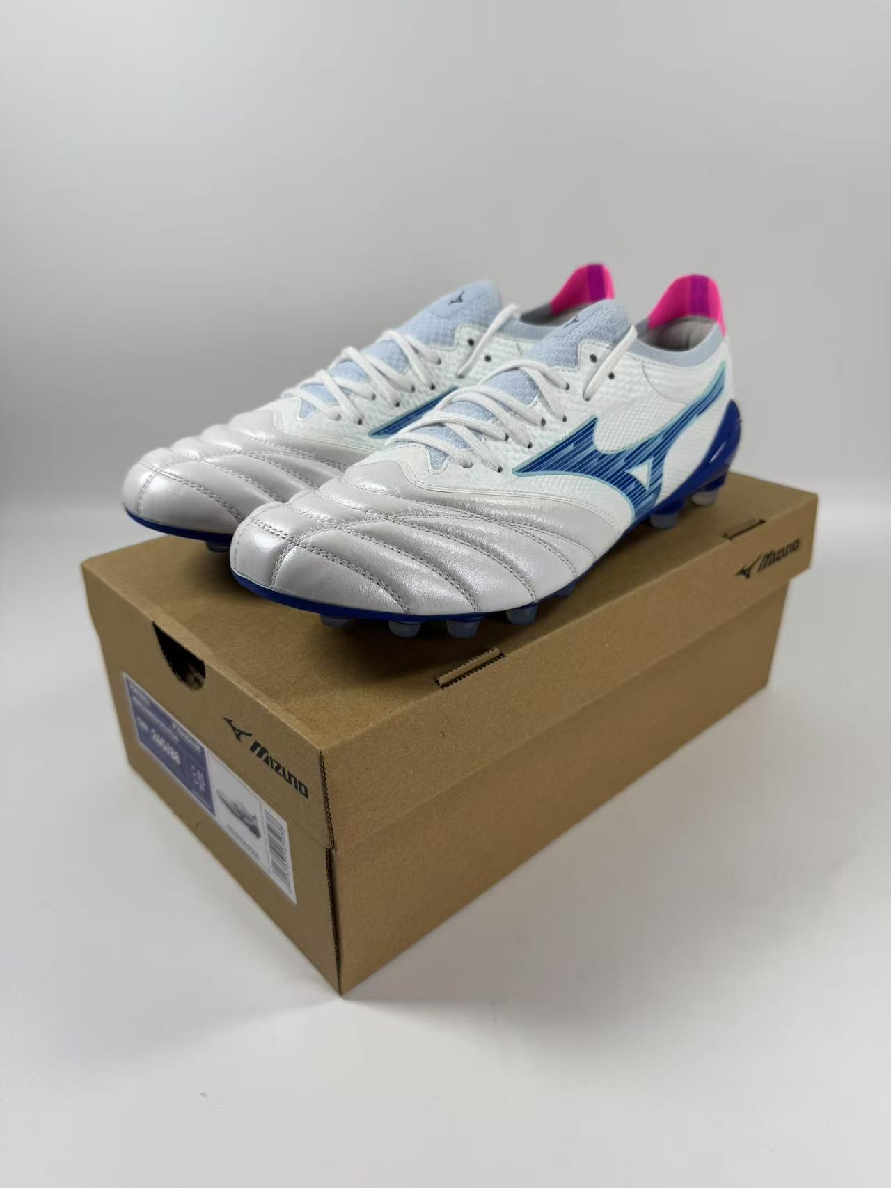 美津浓瘦脚短钉越产NEO4贝塔AG袋鼠皮低帮成人比赛级人工草足球鞋