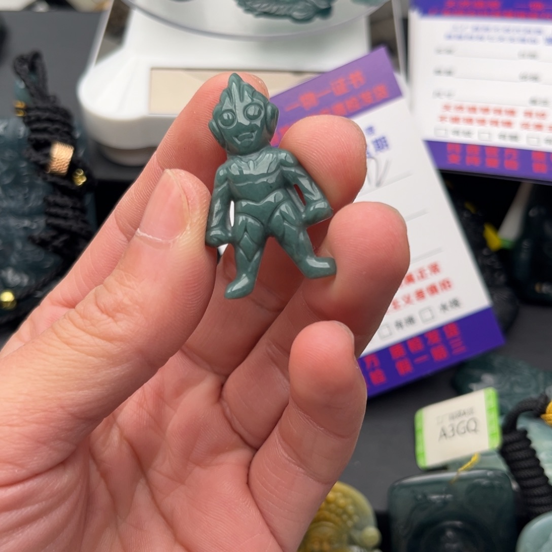 翡翠未镶嵌颈饰你相信光么