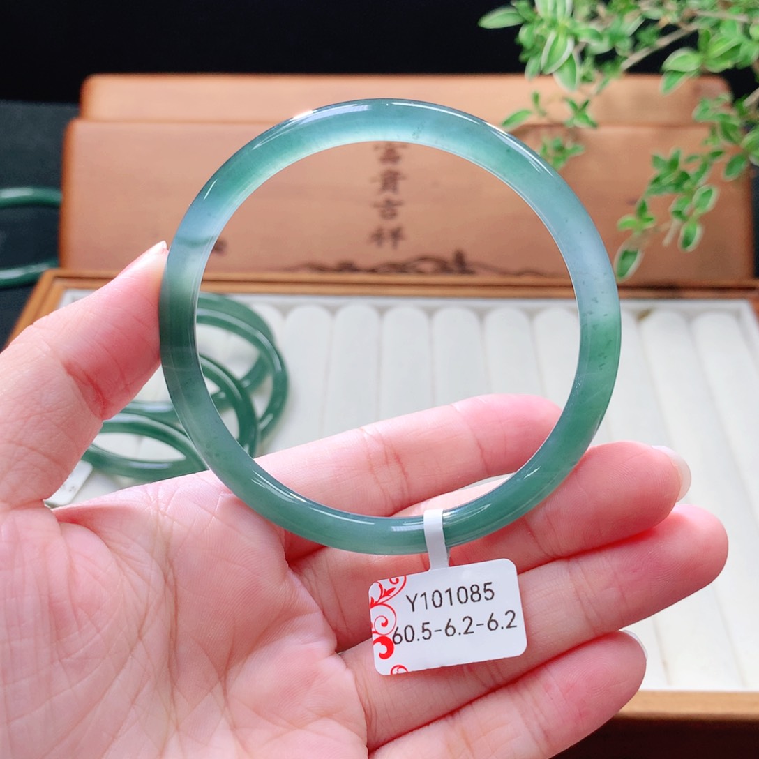 未镶嵌手镯（圆镯）翡翠