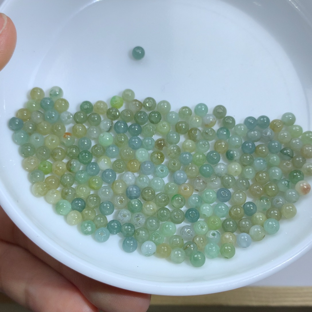 翡翠颈饰未镶嵌卡3➕。200颗。