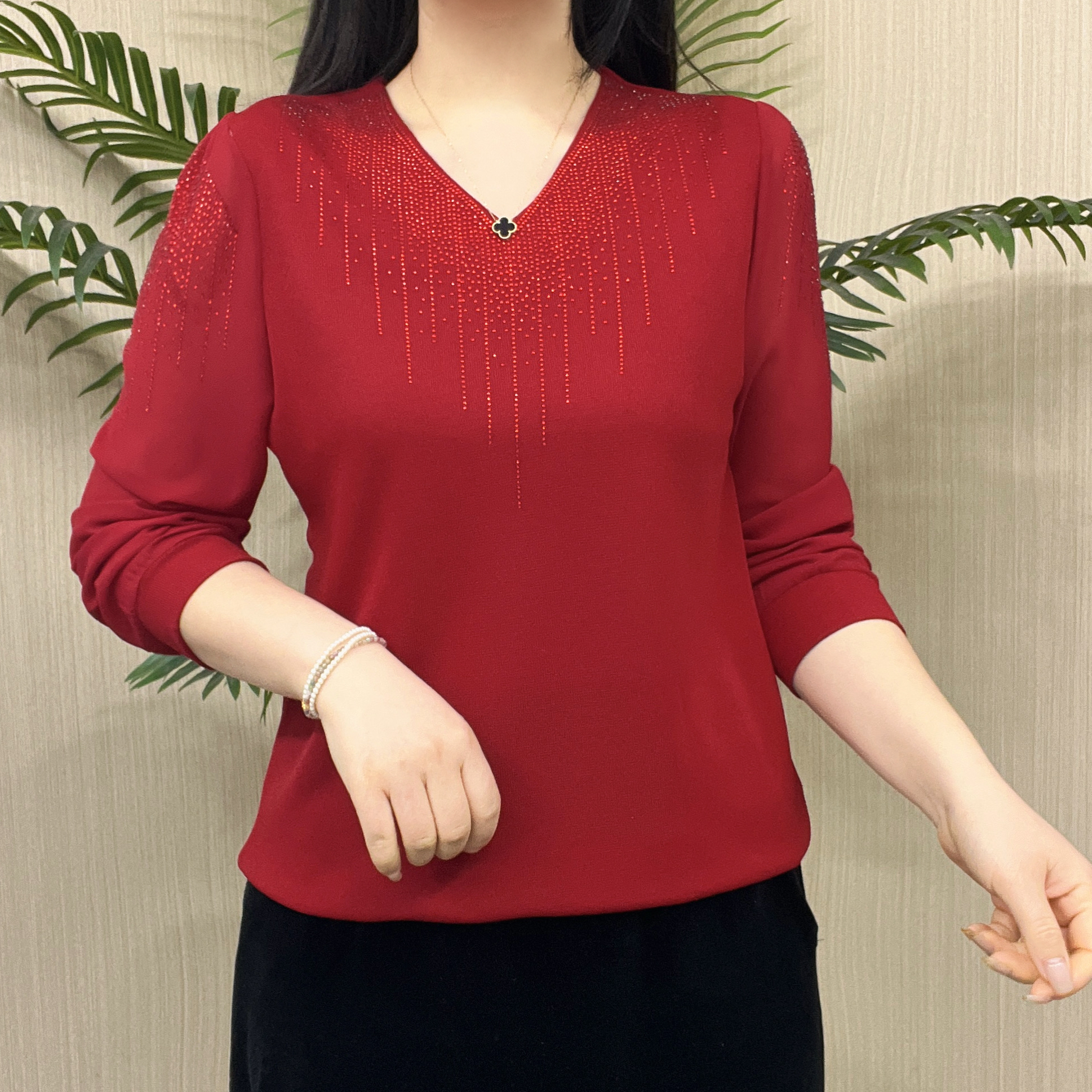 中老年妈妈装V领烫钻长袖上衣春季新款时尚洋气宽松显瘦百搭小衫