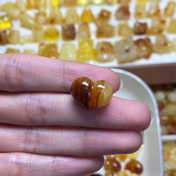 琥珀未镶嵌裸石爱心